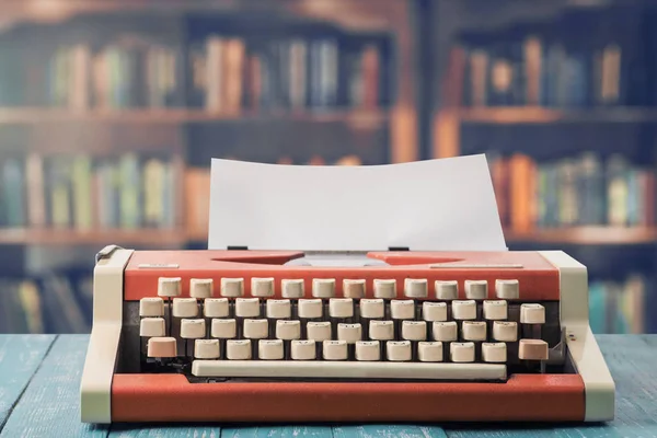 Uma Máquina Escrever Escritório Com Livros Segundo Plano — Fotografia de Stock