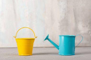 Bahçe Sulama olabilir ve bir çimento kovanın arka plan duvar