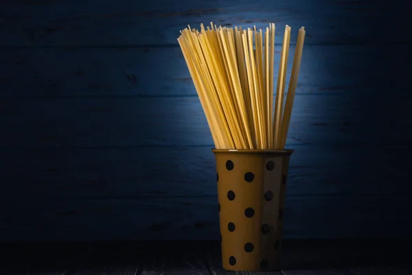 Italienska Spaghetti Kopp Köksbordet Blå Bakgrund — Stockfoto