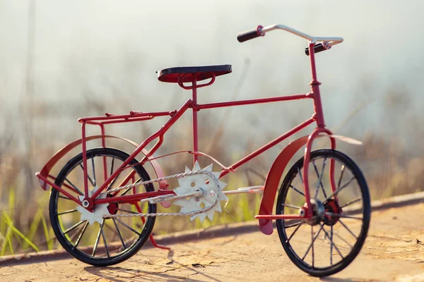 Czerwony Rower Vintage Naturalne Podłoże Słoneczny Dzień — Zdjęcie stockowe