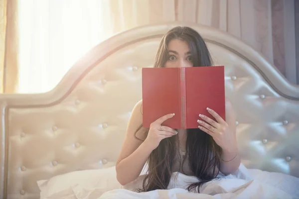 Uma Jovem Garota Lendo Livro Cama Quarto — Fotografia de Stock