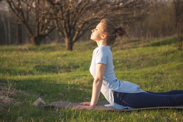 Meisje Het Beoefenen Van Yoga Tuin Het Voorjaar Blauw — Stockfoto