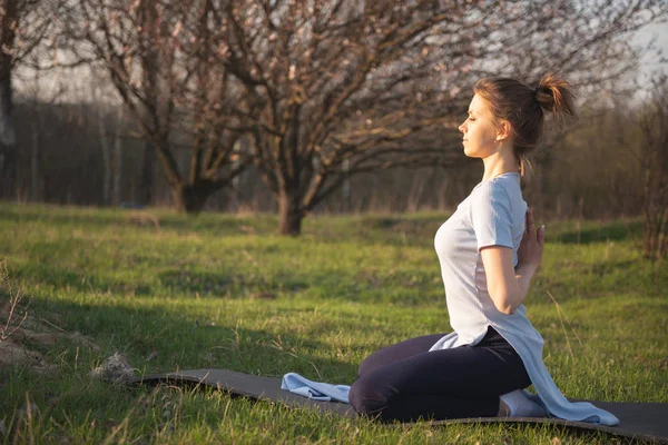 Yoga Meditatie Open Lucht Lente Zonsondergang Een Vrouw Die Yoga — Stockfoto