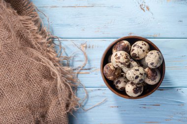 Bir tabak yumurta bıldırcın 