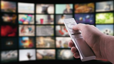 Televizyonun arka planında uzaktan kumanda var
