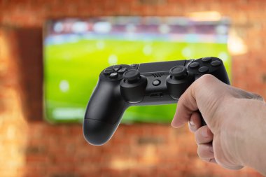 Tv'nin arka planında elinde Gamepad