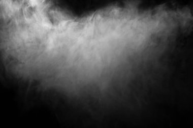 Siyah arkaplanda beyaz duman.