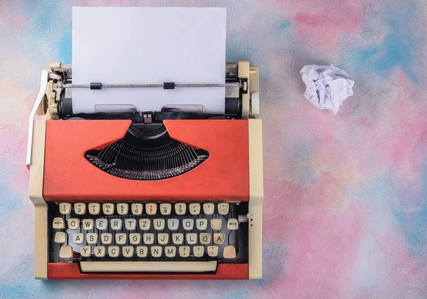 Machine à écrire vintage et feuille froissée sur la table - vue du dessus — Photo