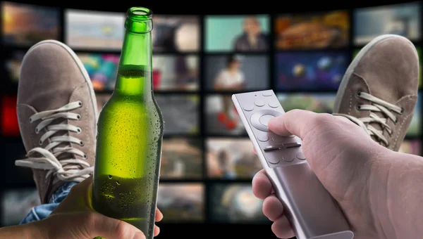 Guardare la TV per una birra — Foto Stock