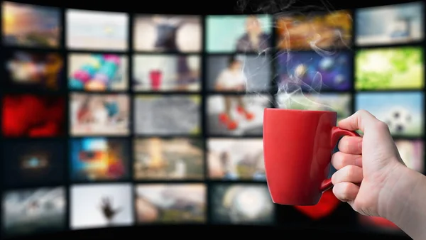 Oglądanie telewizji z filiżanką gorącej kawy — Zdjęcie stockowe