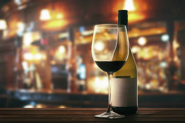 Verre et bouteille de vin rouge sur une table dans un restaurant — Photo