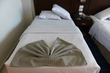 Bir otel odasında yatak örtüsü ile.