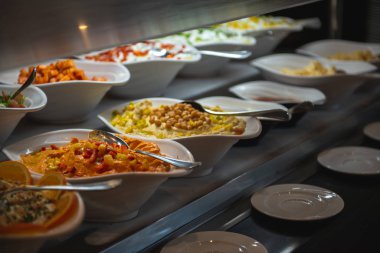 Peynir, kahvaltı ve aperatifler self serviste. 