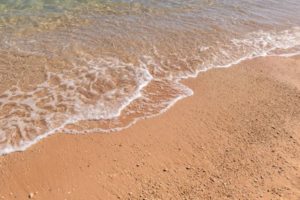 晴れた日にはビーチで海の波 — ストック写真