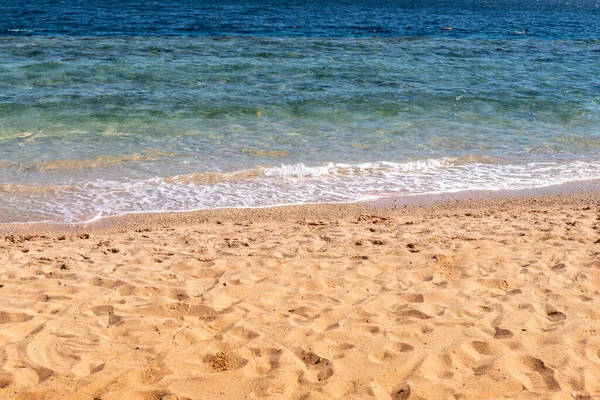 晴れた日の美しい海のビーチ — ストック写真