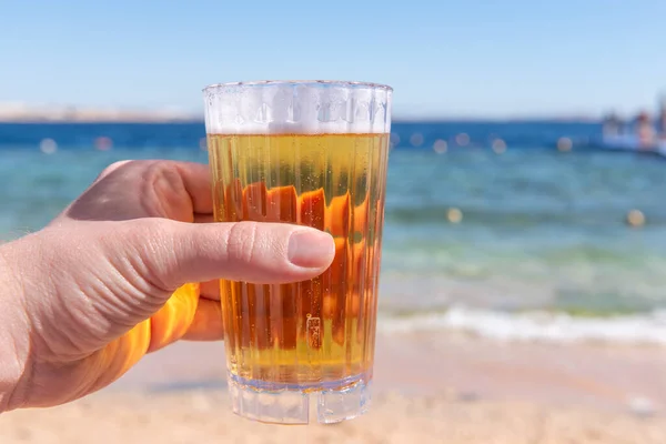 Verre Bière Fraîche Main Sur Plage Mer — Photo