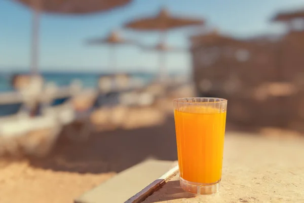 Jus Mangue Dans Verre Sur Plage — Photo