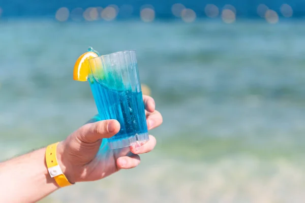 Cocktail Bleu Rafraîchissant Sur Plage Mer — Photo