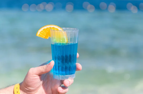 Cocktail Rafraîchissant Sur Plage Mer — Photo