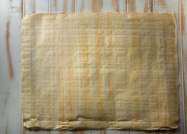 Beyaz bir masada açık sarı papirüs - üst görünüm