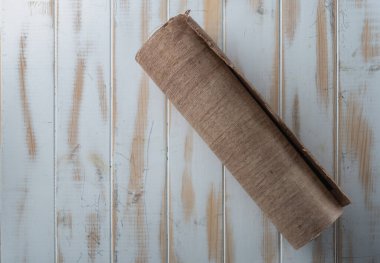 Beyaz bir masada yuvarlanmış papirüs - üst görünüm