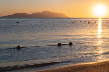 Güzel bir kumsalda sabah