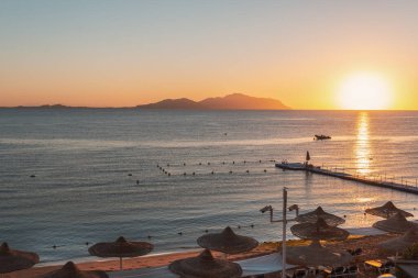 Güzel deniz sahilinde şafak vakti