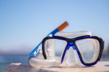 Sahilde mavi yüzme maskesi ve şnorkel