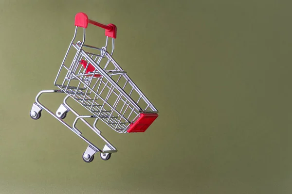 Supermarket Levitating Trolley Pada Latar Belakang Hijau — Stok Foto