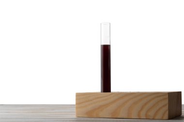 Tecrit edilmiş bir arkaplan üzerinde kan olan test tüpünü aç