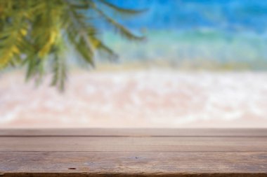 Sahilde boş bir masa.