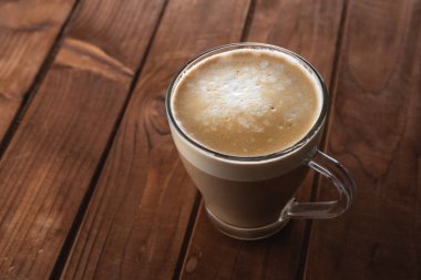 Masada bir bardak klasik kapuçino.