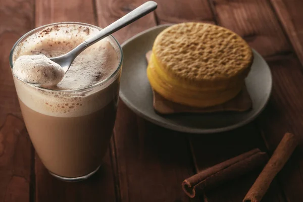 Cappuccino Banános Sütikkel Felülnézet — Stock Fotó