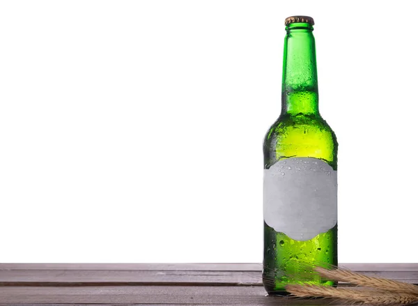 Μπουκάλι Μπύρα Αυτιά Κριθαριού Και Σιτάρι Ένα Τραπέζι Απομονωμένα — Φωτογραφία Αρχείου