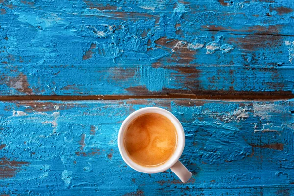 Kopje Verse Espresso Met Heerlijk Schuim Een Blauwe Tafel — Stockfoto
