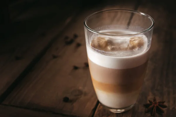 Latte Egy Pohárban Asztalon — Stock Fotó