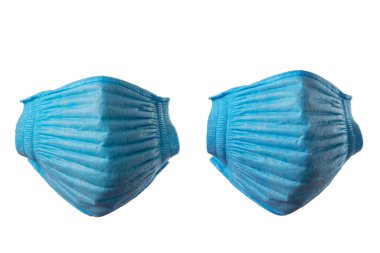 Mavi tıbbi maskeler beyaz arkaplanda izole edildi