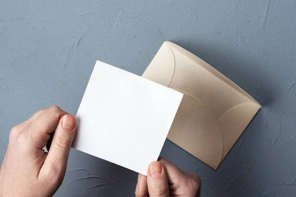 Lege Brief Handen Een Envelop Tafel — Stockfoto