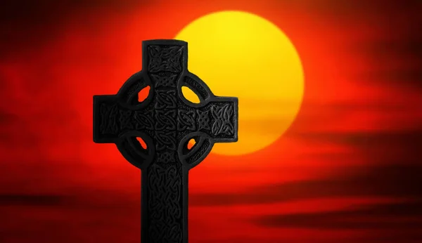Keltisch Kruissilhouet Bij Zonsondergang — Stockfoto