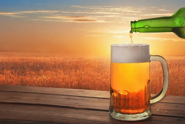 Einschenken Von Bier Einen Becher Auf Natürlichem Hintergrund — Stockfoto
