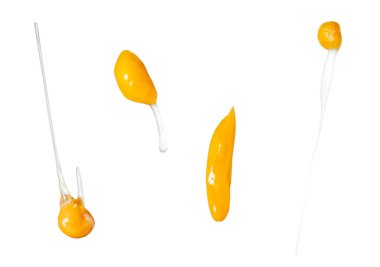 Kırık yumurtalar beyaz izole arka planda