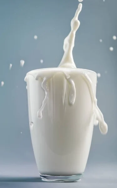 Melk Een Glas Gieten — Stockfoto