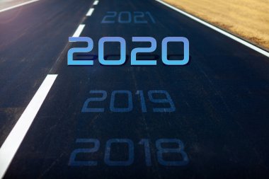 2020 sözcüğü otoyolda, boş asfalt yolun ortasında yazıldı.