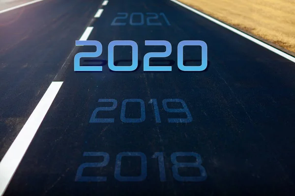 2020 이라는 단어는 아스팔트가 가운데있는 도로에서 — 스톡 사진