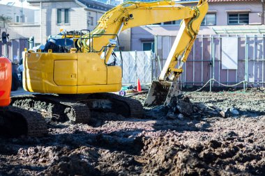 Bir inşaat sahasında çalışan kazı ekibi