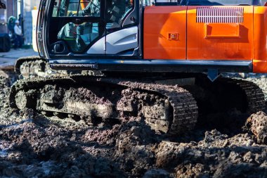 Bir inşaat sahasında çalışan kazı ekibi