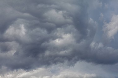 Aydınlatılmış tepeleri olan yüksek kayaları olan güzel bir manzara, dağ gölündeki taşlar, yansıma, mavi gökyüzü ve gün doğumunda sarı güneş ışığı. Tekapo, Queenstown, Wanaka.