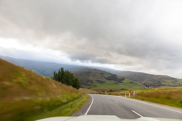 Straße Durch Landschaft Straße Und Auto Reisen Landschaftlich Reizvolle Und — Stockfoto