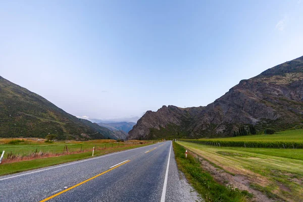 Straße Durch Landschaft Straße Und Auto Reisen Landschaftlich Reizvolle Und — Stockfoto