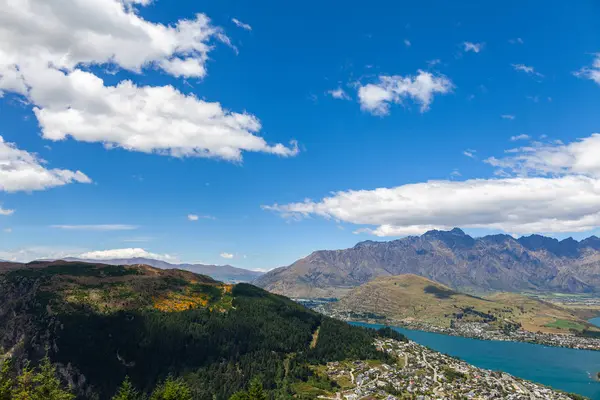 美丽的风景 高岩石与照明的山峰 石子在山湖 蓝天和黄色的阳光在日出 田中皇后镇Tekapo — 图库照片